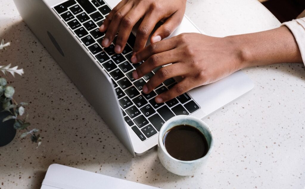 Δημιουργική ομάδα της Pixel Pals Digital Agency στα Χανιά σχεδιάζει στρατηγική κατασκευής ιστοσελίδας και marketing σε μοντέρνο γραφείο.