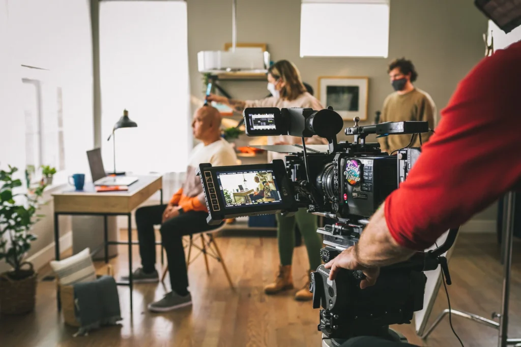 Στιγμιότυπο από τη διαδικασία παραγωγής storytelling περιεχομένου (βίντεο/ήχος) που συνδέεται με το κοινό.