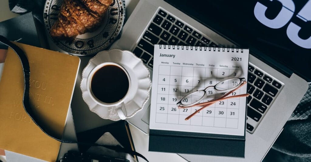 Οργανωμένο γραφείο με πλάνο στρατηγικής περιεχομένου social media και ημερολόγιο αναρτήσεων.